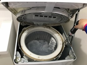 電動ドライバーと専用ブラシで洗濯槽の裏側を洗浄します